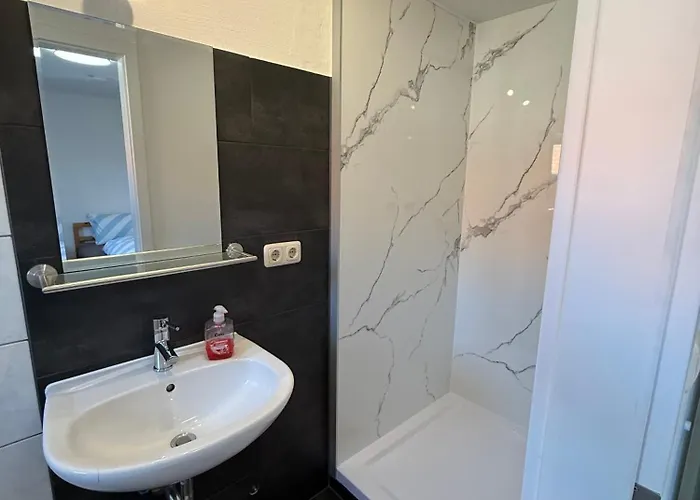 Doppelhaushaelfte Naehe Ederseeradweg - 4 Schlafzimmer, Garten, 2 Baeder *