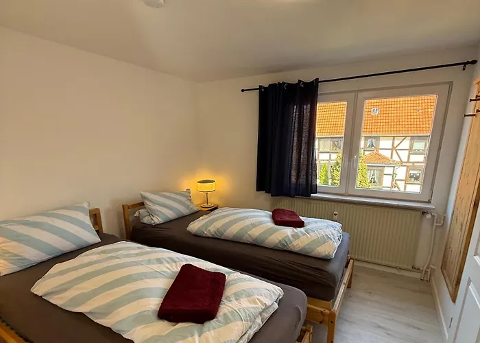 Doppelhaushaelfte Naehe Ederseeradweg - 4 Schlafzimmer, Garten, 2 Baeder 아파트 *